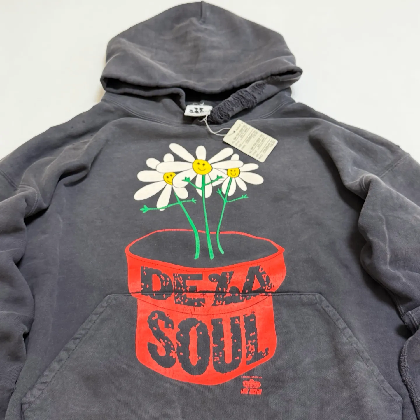 More details SAINT Mxxxxxx × DE LA SOUL DLS_HOODIE/DE LA SOUL/BLK DE LA SOUL co-branded potted plant destruction hoodie, washed black S-XL, a very important hoodie this season. It embodies the brand philosophy through the humorous potted plant and slogan design. In addition, through a large number of hand-made fraying, cutting and other destruction processing, as well as heavy washing and oxidative fading treatment, it creates a perfect vintage effect. Original mold opening Customized co-branded main mark and wash water mark, correct version